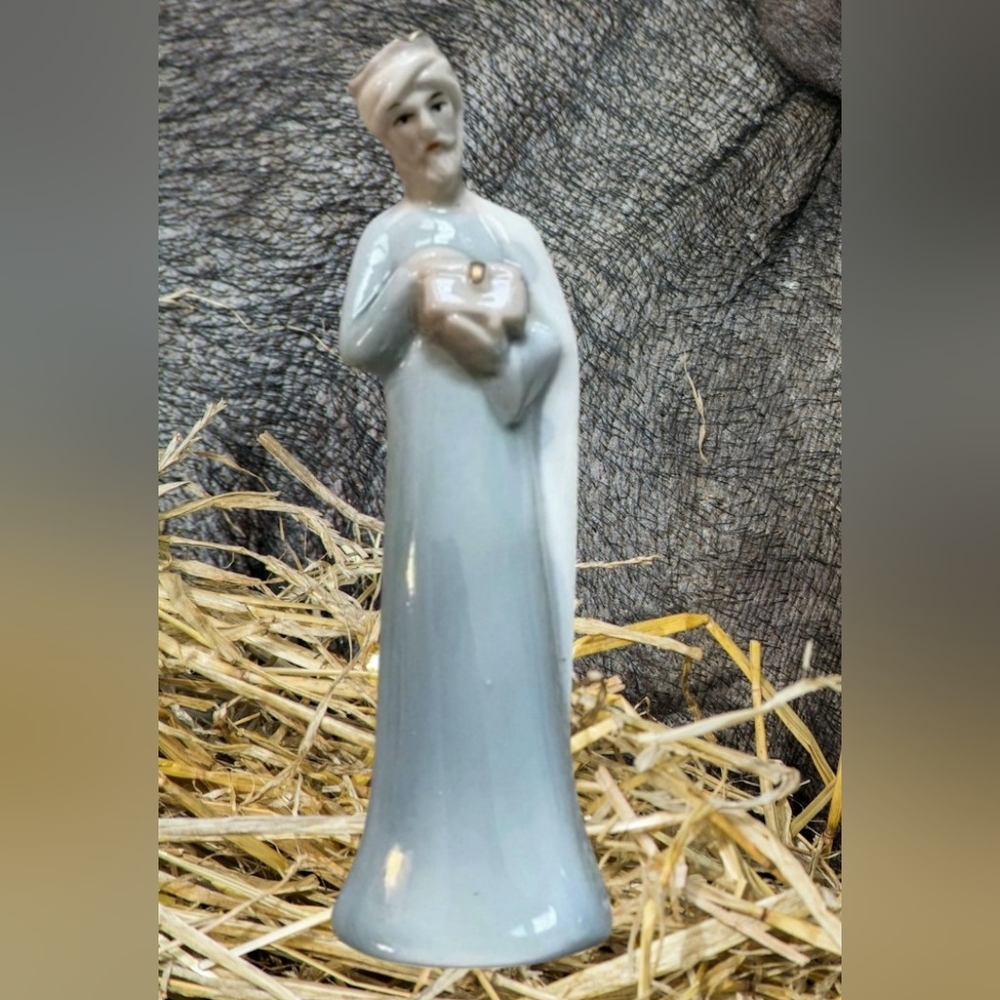 Vintage Porcelain Nativity Set, 7 Piece Ceramic Figurines Christmas White Blue - Picture 7 of 12